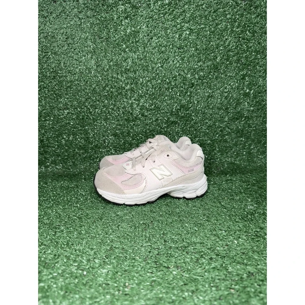 New Balance 2002R Toddler Size 9C Pink Walking Shoes Casual Comfort Sneakers